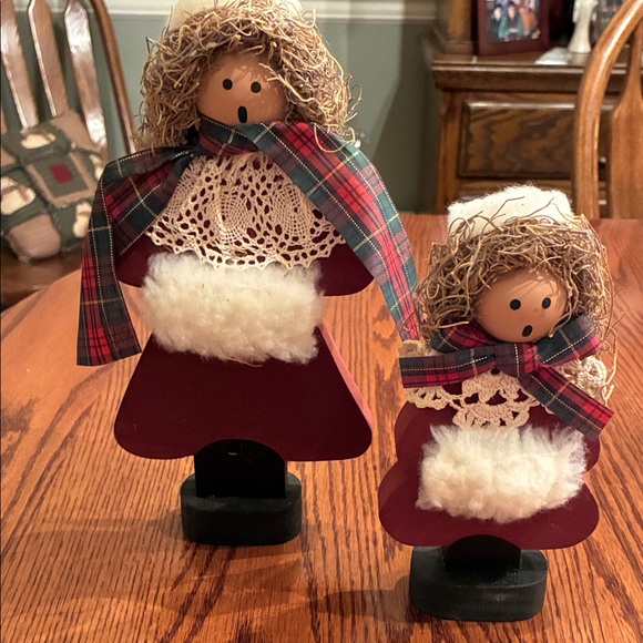 Wooden Holiday Figurine Carolers - Picture 1 of 4